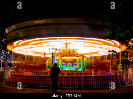 Carrousel de style victorien avec filature personne observant unique Banque D'Images