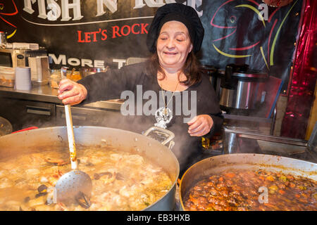 Glasgow, Ecosse, Royaume-Uni. 25 novembre, 2014. Avec un mois à gauche jusqu'à ce jour de Noël, le marché de Noël annuel, tenu cette année à Argyle Street Glasgow est maintenant ouvert tous les jours jusqu'au 21 décembre 2014. De nombreux acheteurs de Noël ont été manger dans les étals de la cuisine internationale, y compris une cuisine allemande, française et espagnole de bistrots et de vente à emporter sur le plus grand marché de Noël que Glasgow ait jamais organisé. Credit : Findlay/Alamy Live News Banque D'Images