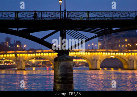 Passaerelle des Arts Bridge at night, Paris, France Banque D'Images