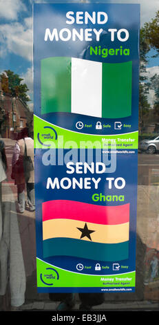 Envoyer de l'argent pour le Nigéria Ghana signe de transfert sur vitrine à Tottenham London N15 Angleterre Grande-bretagne UK KATHY DEWITT Banque D'Images