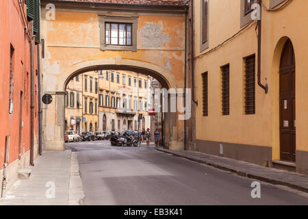 Via Santa Maria à Pise, Italie. Le pont fait partie du Palazzo Reale. Banque D'Images