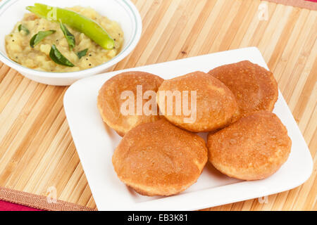 Frits délicieux poori (puri) servi avec pommes de terre épicées curry oignon (saagu). Banque D'Images
