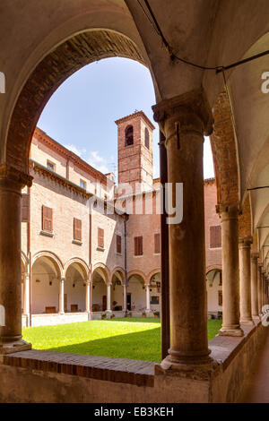 Le cloître de Chiesa di Santa Maria in Vado église, Ferrara. Le bâtiment a été reconstruit en 1495. Banque D'Images