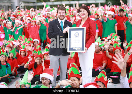 Bangkok, Thaïlande. 25 novembre, 2014. Siam Paragon au parc en face du magasin à côté de Siam Paragon, Siam Center 1 762 Les lutins du Père Noël sont assemblées pour créer un nouveau record mondial Guinness. Bangkok, Thaïlande. Crédit : Paul Quayle/Alamy Live News Banque D'Images