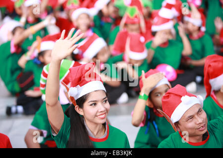 Bangkok, Thaïlande. 25 novembre, 2014. Siam Paragon au parc en face du magasin à côté de Siam Paragon, Siam Center 1 762 Les lutins du Père Noël sont assemblées pour créer un nouveau record mondial Guinness. Bangkok, Thaïlande. Crédit : Paul Quayle/Alamy Live News Banque D'Images