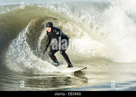 Aberystwyth, Pays de Galles, Royaume-Uni. 25 novembre 2014. Par un beau jour de novembre froid mais un surfeur à Aberystwyth trouve quelques vagues impressionnantes. Credit : Alan Hale/Alamy Live News Banque D'Images