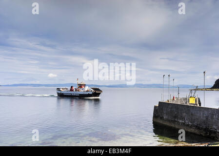 Claonaig à Lochranza traversée en ferry en Ecosse. Banque D'Images