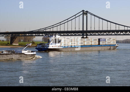 Amazon barge à conteneurs, Rhin, Krefeld, Allemagne. Banque D'Images