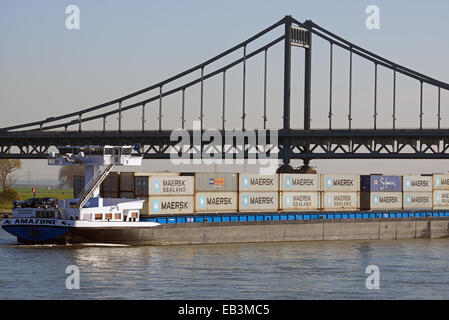 Barge à conteneurs Amazone, Rhin, Krefeld, Allemagne. Banque D'Images