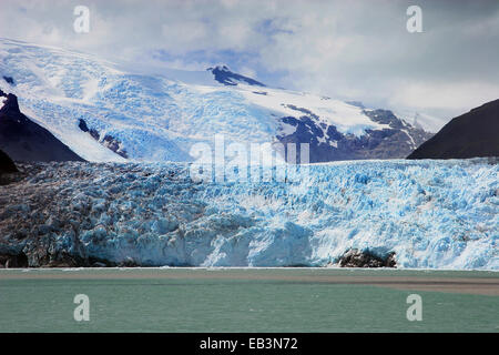 Glacier Amalia, également connu sous le nom de Glacier Skua, est un glacier situé dans la côte du Parc National Bernardo O'Higgins, Patagonie, Chili Banque D'Images
