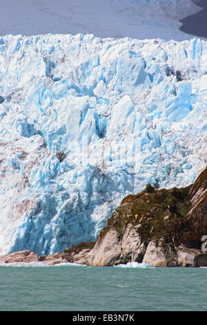 Glacier Amalia, également connu sous le nom de Glacier Skua, est un glacier situé dans la côte du Parc National Bernardo O'Higgins, Patagonie, Chili Banque D'Images