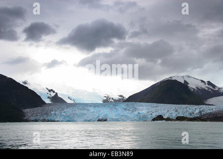 Glacier Amalia, également connu sous le nom de Glacier Skua, est un glacier situé dans la côte du Parc National Bernardo O'Higgins, Patagonie, Chili Banque D'Images