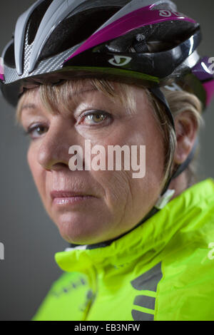 L'âge de la femme 50 blanc portant l'équipement de cyclisme Banque D'Images
