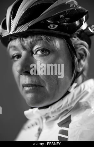L'âge de la femme 50 blanc portant l'équipement de cyclisme Banque D'Images