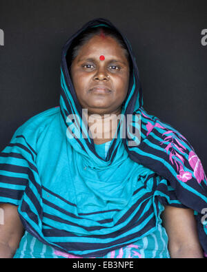 De veille, au Bangladesh. Mar 9, 2014. Sobita survivant Tazreen Fashion Rani moins de 35 ans a sauté du 2e étage de l'immeuble vivant avec bakebone problème.Ils n'ont jamais su l'obscurité de la sinistre nuit pourrait être le prélude d'un autre sombre épisode de leur vie en attente de l'avant.La nuit lourde d'air avec de la fumée et de la chaleur, et le bruit des cris de terreur, les nombreuses personnes piégées à l'intérieur de l'édifice ultra Tazreen Fashions -- n'étaient que le début d'une longue lutte.Le 24 novembre 2012, plus de 120 personnes brûlées à mort après avoir été coincé derrière des sorties à l'usine Tazreen Fashions, Banque D'Images