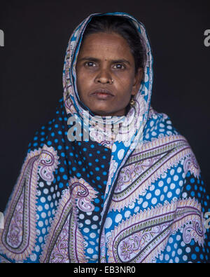 De veille, au Bangladesh. Mar 9, 2014. Mode Tazreen Ara Anzu survivant de 26 ans est passé de nd-de-chaussée de l'immeuble vivant avec la maladie mentale.Ils n'ont jamais su l'obscurité de la sinistre nuit pourrait être le prélude d'un autre sombre épisode de leur vie en attente de l'avant.La nuit lourde d'air avec de la fumée et de la chaleur, et le bruit des cris de terreur, les nombreuses personnes piégées à l'intérieur de l'édifice ultra Tazreen Fashions -- n'étaient que le début d'une longue lutte.Le 24 novembre 2012, plus de 120 personnes brûlées à mort après avoir été coincé derrière des sorties à l'usine Tazreen Fashions, qui Banque D'Images