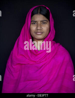 De veille, au Bangladesh. Mar 9, 2014. Mode Tazreen Reshma survivant de 20 ans a sauté du 2e étage de l'immeuble vivant avec backbone et problème de la jambe.Ils n'ont jamais su l'obscurité de la sinistre nuit pourrait être le prélude d'un autre sombre épisode de leur vie en attente de l'avant.La nuit lourde d'air avec de la fumée et de la chaleur, et le bruit des cris de terreur, les nombreuses personnes piégées à l'intérieur de l'édifice ultra Tazreen Fashions -- n'étaient que le début d'une longue lutte.Le 24 novembre 2012, plus de 120 personnes brûlées à mort après avoir été coincé derrière des sort à l'Tazreen Fashions facto Banque D'Images