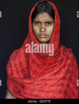 De veille, au Bangladesh. Mar 9, 2014. Mode Tazreen Shama survivant de 20 ans a sauté du 2e étage de l'immeuble vivant avec jambe et côté droit du corps.Ils n'ont jamais su l'obscurité de la sinistre nuit pourrait être le prélude d'un autre sombre épisode de leur vie en attente de l'avant.La nuit lourde d'air avec de la fumée et de la chaleur, et le bruit des cris de terreur, les nombreuses personnes piégées à l'intérieur de l'édifice ultra Tazreen Fashions -- n'étaient que le début d'une longue lutte.Le 24 novembre 2012, plus de 120 personnes brûlées à mort après avoir été coincé derrière des sort à l'Tazreen Fashions Banque D'Images