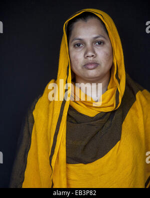 9 mars 2014 - Saver, Bangladesh - Tazreen Fashion Rokeya Begum survivant de 26 ans est passé de 3e étage de l'immeuble vivant avec jambe droite cassée....Ils n'ont jamais su l'obscurité de la sinistre nuit pourrait être le prélude d'un autre sombre épisode de leur vie en attente à venir..l'air nocturne lourd de la fumée et de la chaleur, et le bruit des cris de terreur, les nombreuses personnes piégées à l'intérieur de l'édifice ultra Tazreen Fashions -- n'étaient que le début d'une longue lutte..Le 24 novembre 2012, plus de 120 personnes brûlées à mort après avoir été coincé derrière des sorties à l'usine Tazreen Fashions Banque D'Images