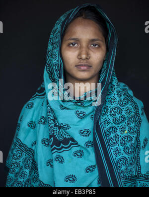 9 mars 2014 - Saver, Bangladesh - Tazreen Fashion Begum Moushumi survivant de moins de 24 ans est passé de 3e étage de l'immeuble vivant avec la maladie mentale,elle était pragnent et ensuite son doughter est vivant nommé Zinti....Ils n'ont jamais su l'obscurité de la sinistre nuit pourrait être le prélude d'un autre sombre épisode de leur vie en attente à venir..l'air nocturne lourd de la fumée et de la chaleur, et le bruit des cris de terreur, les nombreuses personnes piégées à l'intérieur de l'édifice ultra Tazreen Fashions -- n'étaient que le début d'une longue lutte..Le 24 novembre 2012, plus de 120 personnes brûlées vives après être devenu Banque D'Images