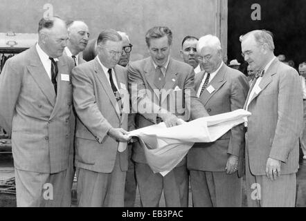 Les fonctionnaires du comté d'Orange (de gauche à droite) le maire Charles Pearson Anaheim, Orange County Supervisor Willis Warner, Willard Smith, superviseur et Orange County Planning Commission Président Dr W. L. Bigham étude bleus avec Walt Disney (centre) à Disney Studios Décembre 1954 à Burbank, Californie. Walt Disney a invité des fonctionnaires du comté d'Orange à son studio à discuter de ses plans pour la création de Disneyland. Banque D'Images