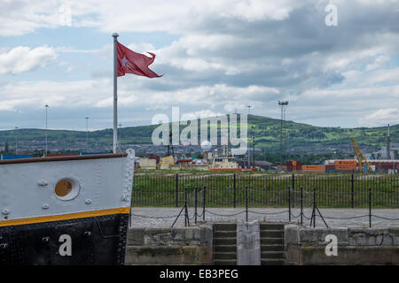 Bateau à vapeur SS Nomadic à Belfast en Irlande du Nord construit par Harland and Wolff avec plus de vertes collines en arrière-plan Banque D'Images
