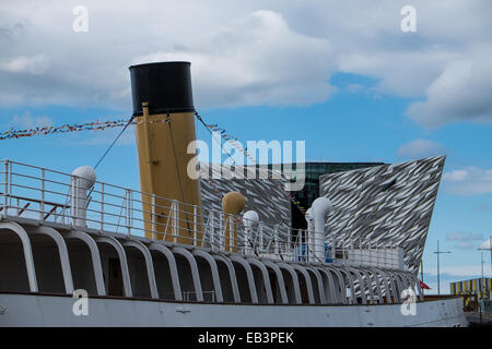 Bateau à vapeur SS Nomadic à Belfast en Irlande du Nord construit par Harland and Wolff avec le Titanic Museum de l'arrière-plan Banque D'Images