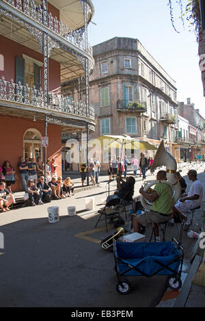 Des musiciens de rue jouer du jazz sur le centre-ville en bordure de la Nouvelle Orleans USA Banque D'Images