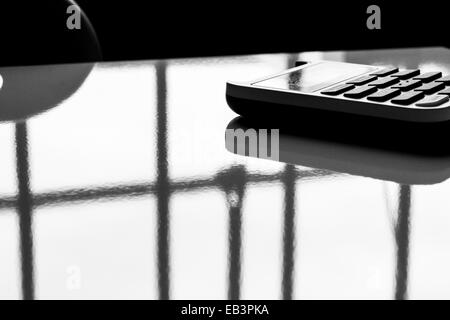 Lecteur de carte de crédit sur une surface réfléchissante blanche Banque D'Images