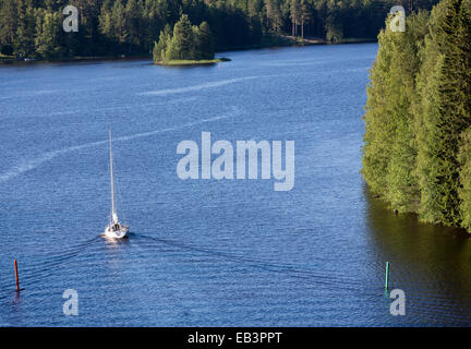 Vue aérienne d'un voilier isolé avec moteur à l'intérieur de la rivière , Leppävirta , Finlande Banque D'Images