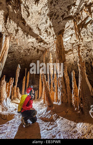 Grotte de la forêt ivre avec des stalagmites et spéléologue, Parc national du Gunung Mulu, Malaisie Banque D'Images