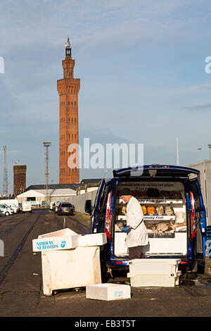 L'emballage du poisson dans le port de van avec tour dock, Grimsby, Lincolnshire, Angleterre, RU Banque D'Images