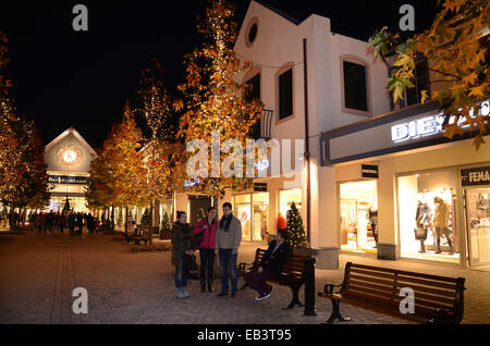 Soirée shopping au centre McArthur Glen Designer Outlet Roermond, Pays-Bas Banque D'Images