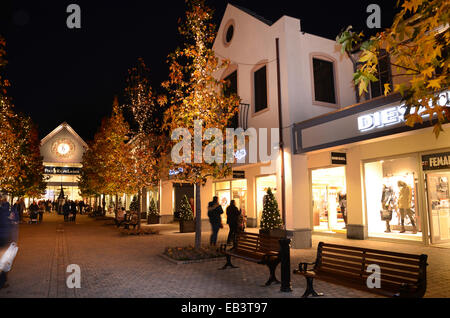 Soirée shopping au centre McArthur Glen Designer Outlet Roermond, Pays-Bas Banque D'Images