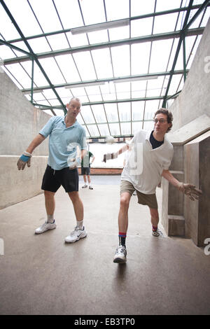 Eton Fives, handball jeu pour deux équipes de deux joueurs de porter des gants, initialement développé au Collège d'Eton, Angleterre, RU Banque D'Images