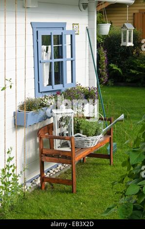 Maison de jardin avec banc blanc Banque D'Images