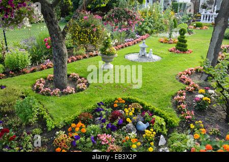 Fleurs d'été dans un jardin d'attribution Banque D'Images