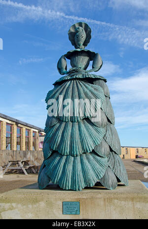 Sculpture en bronze d'une dame de shell, intitulé Mme Booth après la logeuse de Margate qui a eu une liaison avec l'artiste JMW Turner. Sc Banque D'Images