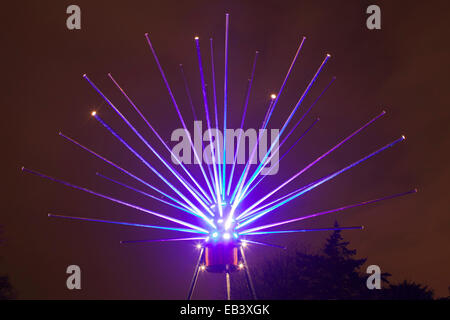 Londres, Royaume-Uni. 25 novembre 2014. Une installation lumineuse. Appuyez sur Aperçu de l'éclairage illuminations saisonniers Kew Gardens après la tombée de la nuit. Kew Gardens ouvre un nouveau sentier pour la période de Noël 2014 (26 novembre 2014 au 3 janvier 2015) avec les bâtiments illuminés tels que la Palm House, un jardin feu et d'un tunnel de lumière. Il y a aussi une série d'inspiration botanique, à grande échelle des installations lumineuses, créées par le studio de design Français TILT. Les visiteurs peuvent acheter des billets pour l'entrée en soirée de 17h à 10h. Credit : Nick Savage/Alamy Live News Banque D'Images