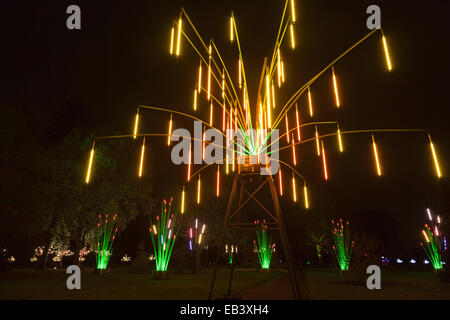 Londres, Royaume-Uni. 25 novembre 2014. Une installation lumineuse. Appuyez sur Aperçu de l'éclairage illuminations saisonniers Kew Gardens après la tombée de la nuit. Kew Gardens ouvre un nouveau sentier pour la période de Noël 2014 (26 novembre 2014 au 3 janvier 2015) avec les bâtiments illuminés tels que la Palm House, un jardin feu et d'un tunnel de lumière. Il y a aussi une série d'inspiration botanique, à grande échelle des installations lumineuses, créées par le studio de design Français TILT. Les visiteurs peuvent acheter des billets pour l'entrée en soirée de 17h à 10h. Credit : Nick Savage/Alamy Live News Banque D'Images