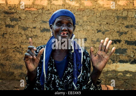 Mar 14, 2014 - Gulu, Ouganda - REBECCA 54 ans marié, 3 enfants, 4 petits-enfants. La défense d'un voisin enceinte Rebecca s'massacrées par les rebelles de la LRA comme punition. Elle a perdu plusieurs membres de leur famille ; son frère a été enlevé et n'a jamais été vu. Comme la plupart des victimes qu'elle a bon espoir de le voir. Rebecca a été prise à Camp IDP (personnes déplacées à l'intérieur des camps). Il n'y avait pas d'ONG ou l'intervention gouvernementale ou de l'aide apportée à elle. À partir de 1987-2006 des milliers ont été sauvagement tués, les membres de la famille ont été perdus et mal placée. La dignité et l'espoir dans le Nord de l'Ouganda a été effacé en raison de la guerre sans fin entre les PA Banque D'Images