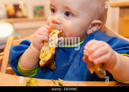 Se nourrir bébé Banque D'Images