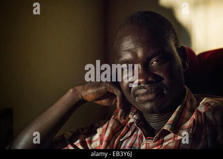 Gulu, en Ouganda. Mar 21, 2014. MOISES 32 ans, marié avec 4 enfants. Moïse est un enfant-soldat victime enlevée à 16 ans en 1996 de l'école et 38 ont. Ils avaient attaché à l'exercice de marche sacs 50 kg au cours des mois à l'égard du Soudan. Ici, un terrible enfants soldats formation a eu lieu après une initiation de 256 coups de retour 3 jours plus tard. Il a dû enterrer 3 de ses amis après avoir souffert de la faim, de la soif terrible, des mauvais traitements et des maladies pendant ans. Seulement 76 ont survécu à un bataillon de 700 soldats. Il a appris à survivre et à grimper, se classe toujours le panoramique pour fuir. Il a être Banque D'Images