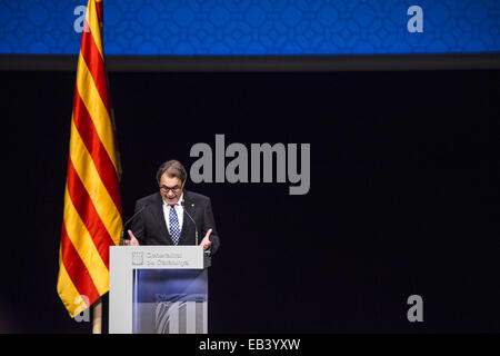 Barcelone, Catalogne, Espagne. 25Th Nov, 2014. ARTUR MAS, Président de la Generalitat de Catalogne, présente sa feuille de route pour l'indépendance de la Catalogne en 2016 après la lumière '9N' A propos de l'autodétermination à environ 3000 membres de la société catalane. Credit : Matthias Rickenbach/ZUMA/ZUMAPRESS.com/Alamy fil Live News Banque D'Images