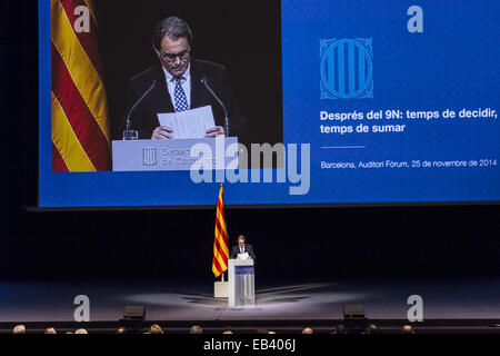 Barcelone, Catalogne, Espagne. 25Th Nov, 2014. ARTUR MAS, Président de la Generalitat de Catalogne, présente sa feuille de route pour l'indépendance de la Catalogne en 2016 après la lumière '9N' A propos de l'autodétermination à environ 3000 membres de la société catalane. Credit : Matthias Rickenbach/ZUMA/ZUMAPRESS.com/Alamy fil Live News Banque D'Images