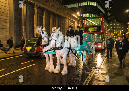 Londres, Royaume-Uni. 25Th Nov, 2014. Deux chevaux shire blanc tirer un chariot bleu Tiffany & Co à travers les rues de la ville de Londres, Royaume-Uni. L'occasion a été fêtes saisonnières et les festivités menant à la mise en marche de la saison des fêtes, Tiffany & Co illuminations de Noël sur les marches à l'extérieur de l'emblématique Royal Exchange dans la ville de Londres par Waddingham shérif de la ville de London, le mardi 25 novembre 2014. Credit : Graham Prentice/Alamy Live News Banque D'Images