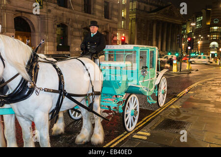 Londres, Royaume-Uni. 25Th Nov, 2014. Deux chevaux shire blanc tirer un chariot bleu Tiffany & Co à travers les rues de la ville de Londres, Royaume-Uni. L'occasion a été fêtes saisonnières et les festivités menant à la mise en marche de la saison des fêtes, Tiffany & Co illuminations de Noël sur les marches à l'extérieur de l'emblématique Royal Exchange dans la ville de Londres par Waddingham shérif de la ville de London, le mardi 25 novembre 2014. Credit : Graham Prentice/Alamy Live News Banque D'Images