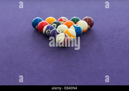 Table de billard avec des boules disposées en un triangle Banque D'Images