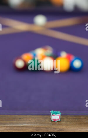 Table de billard avec des boules disposées en un triangle Banque D'Images