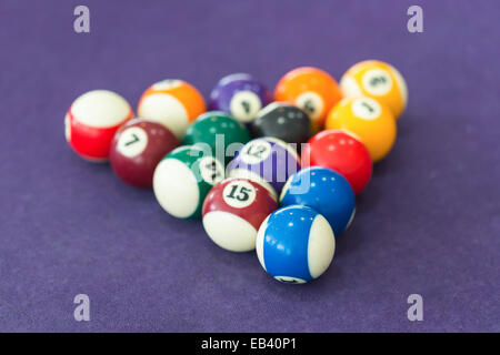 Table de billard avec des boules disposées en un triangle Banque D'Images